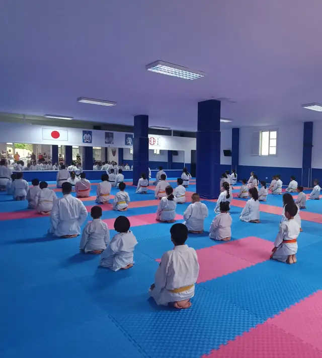 Profesor de Kaizen Karate Club acompañando el aprendizaje de un alumno